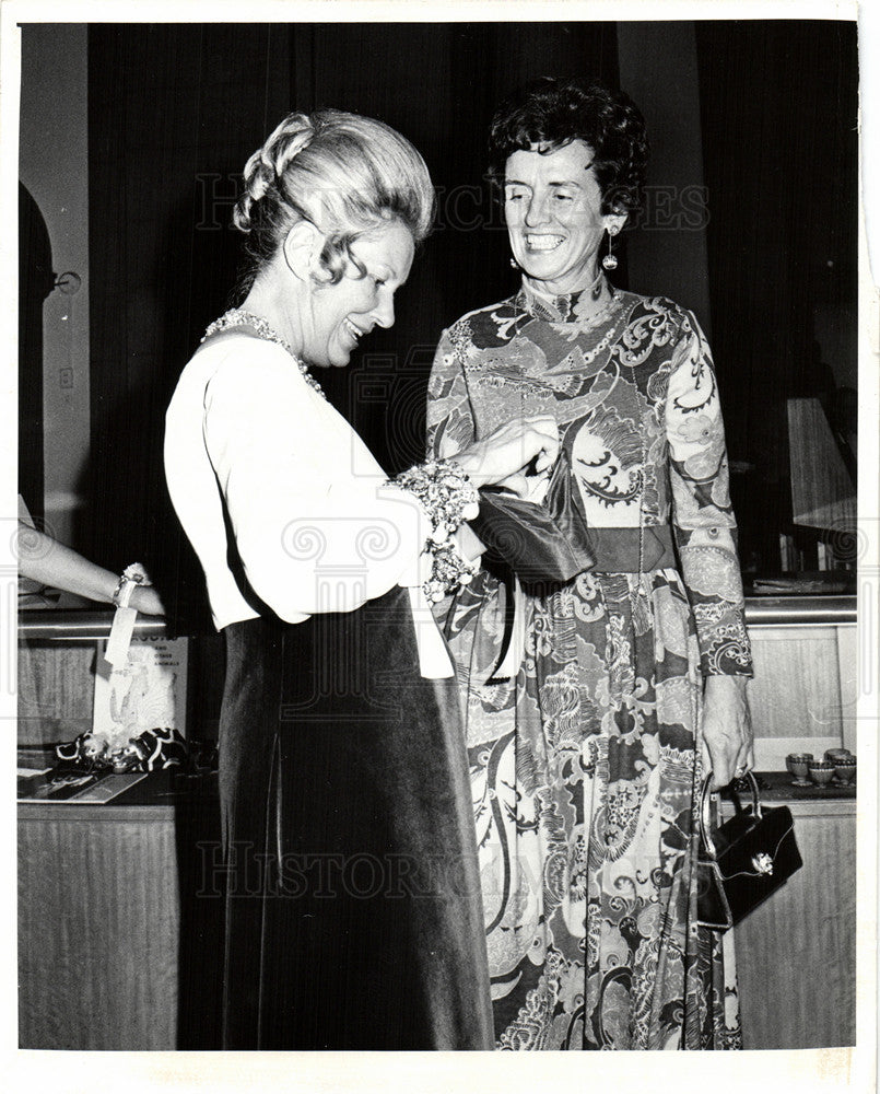 1971 Press Photo Mrs. Ernest Jones, Mrs. Milliken - Historic Images