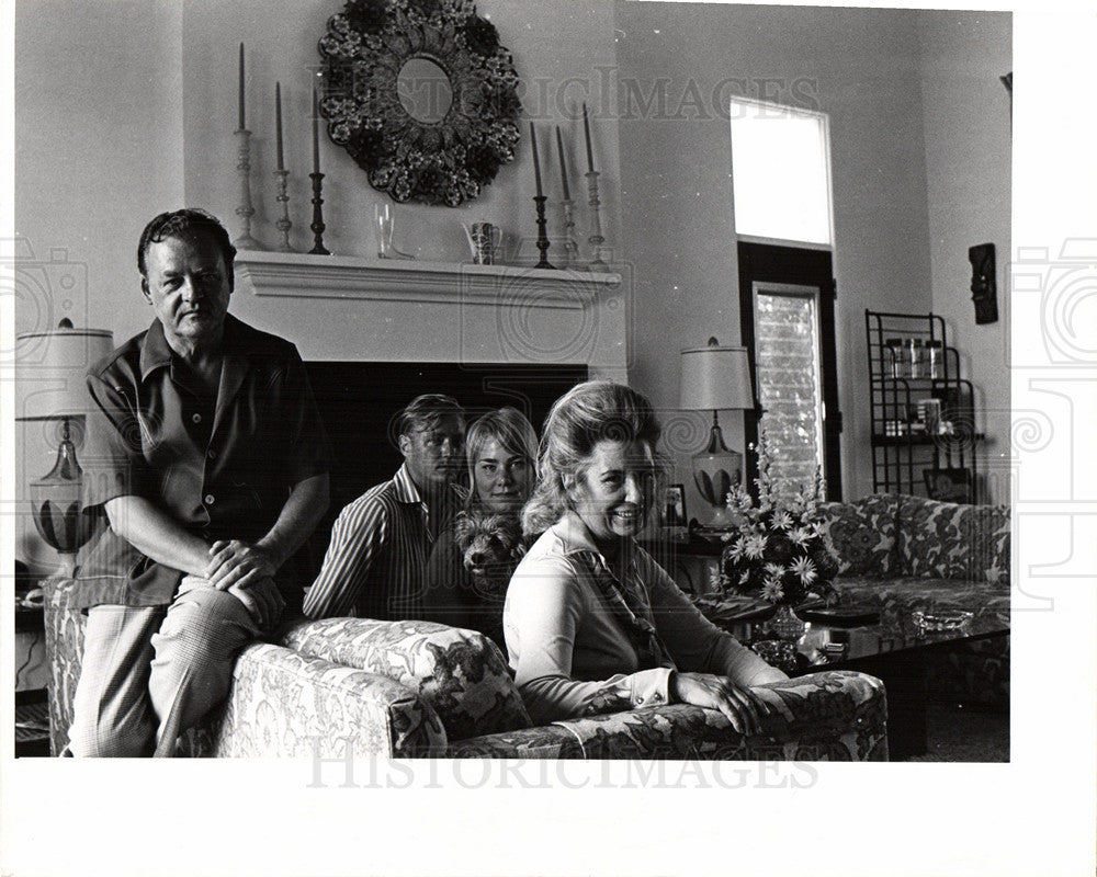 1970 Press Photo Family Posing in Home - Historic Images