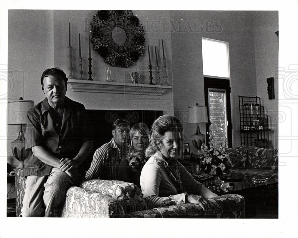 1970 Press Photo Family Posing in Home - Historic Images