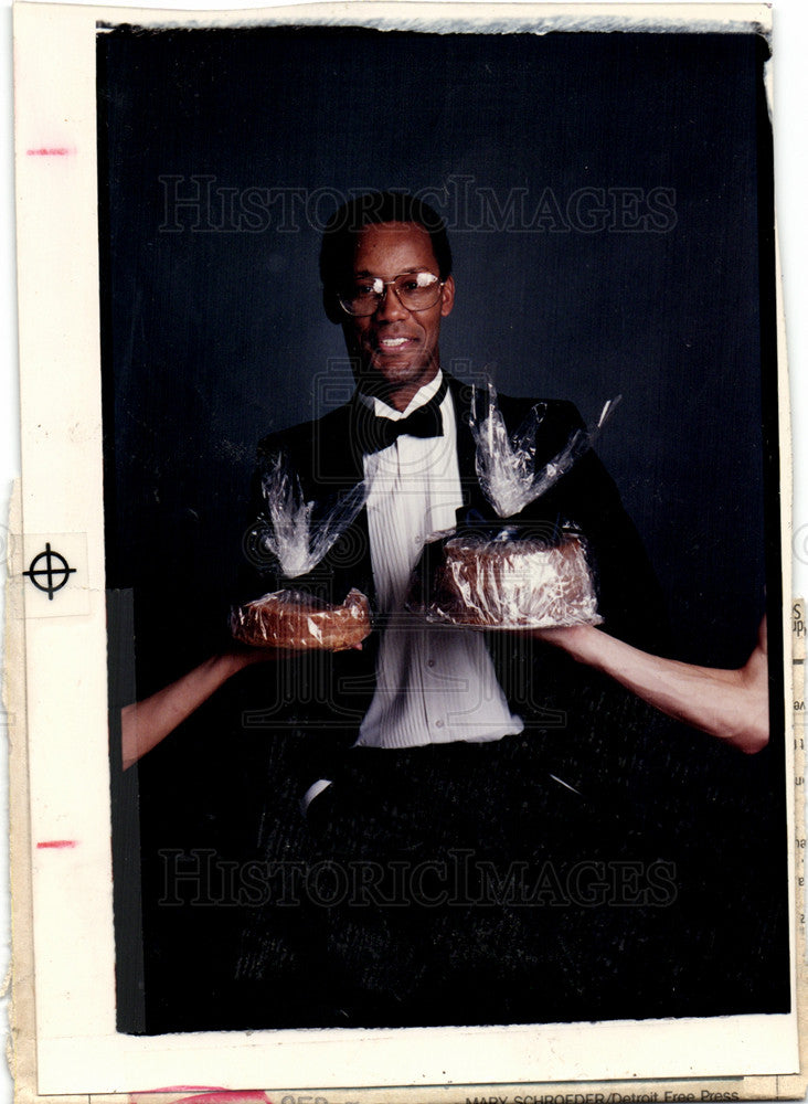 1990 Press Photo Dan Jones Cake Maker - Historic Images