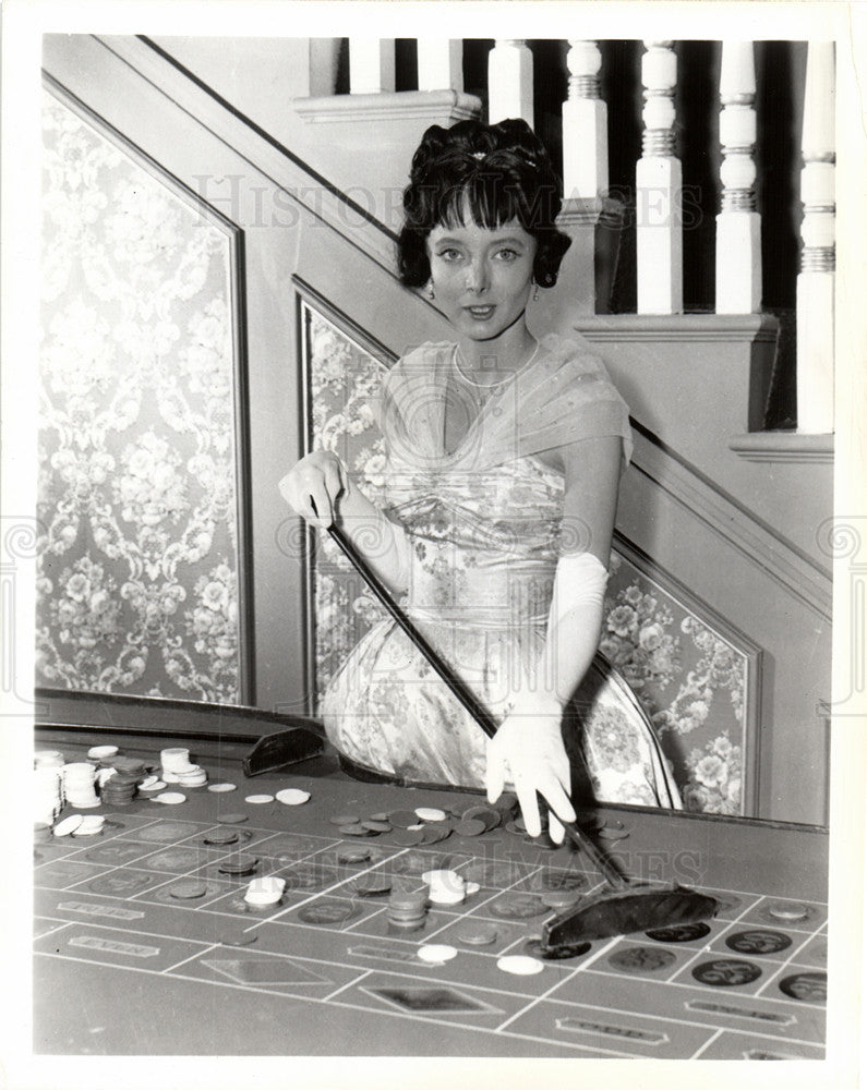 Press Photo Woman Works Roulette Table - Historic Images