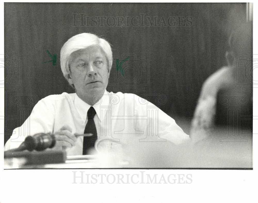 1985 Press Photo Lynn Jondahl Chairman Tax Committee - Historic Images