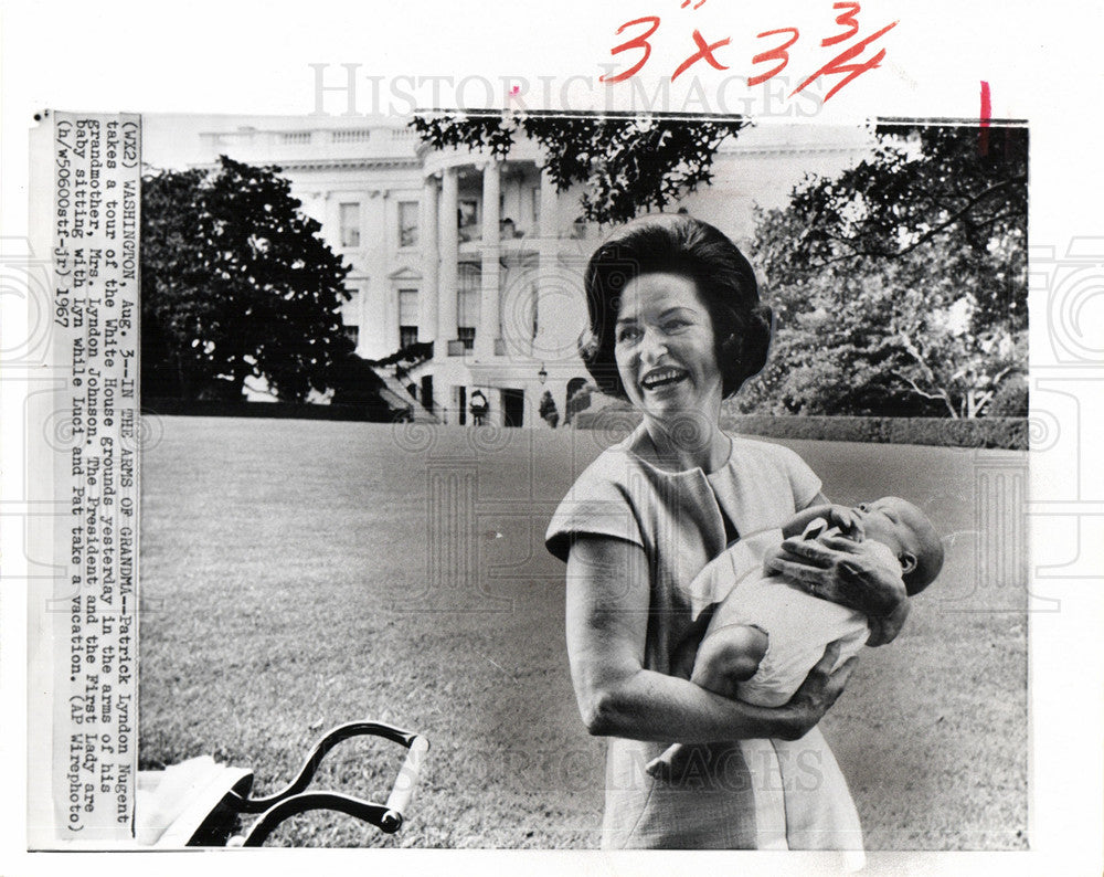 1967 Press Photo Mrs. Lyndon B. Johnson baby sitting - Historic Images