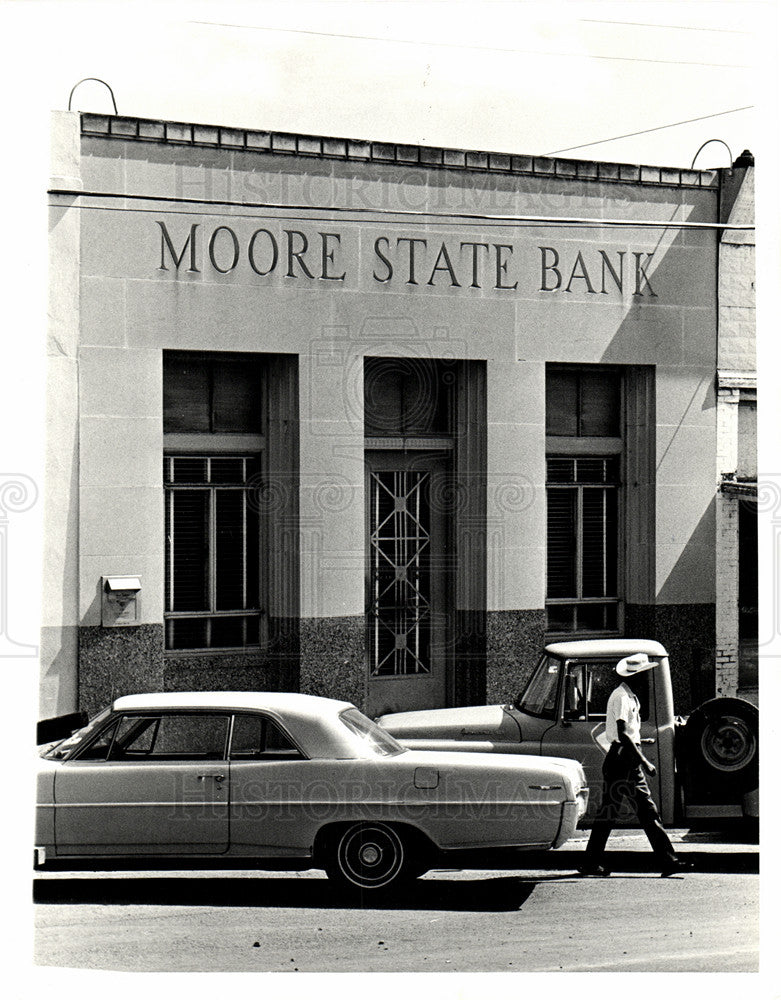 Press Photo Moore State Bank - Historic Images