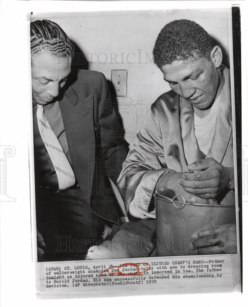 1959 Press Photo Don Jordan boxing champion icing hand - Historic Images