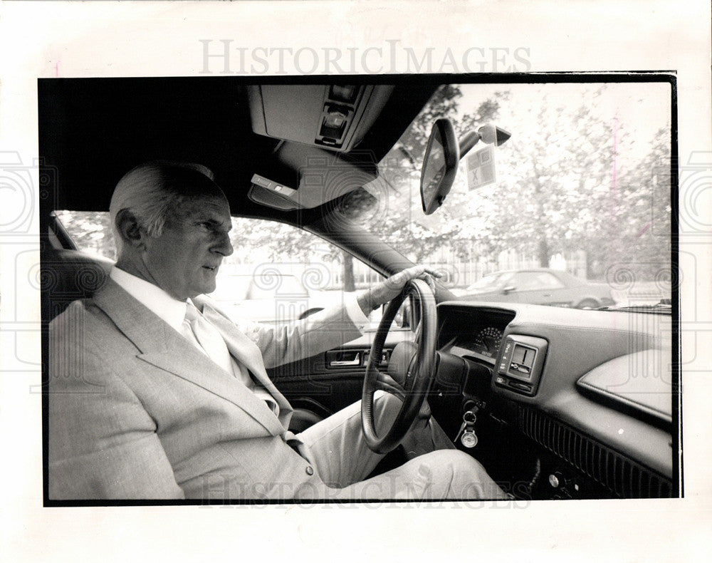 1988 Press Photo Charles Jordan Drive Black Beretta Car - Historic Images