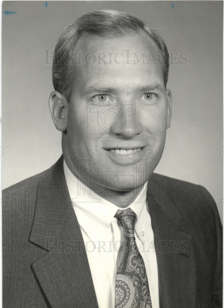 1994 Press Photo David Joos, Vice President, El Consume - Historic Images