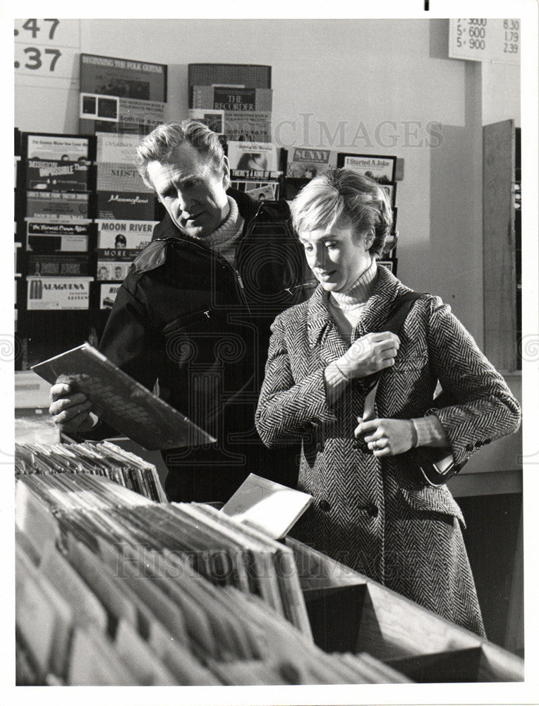 1976 Press Photo Lloyd Bridges Shirley Jones record - Historic Images