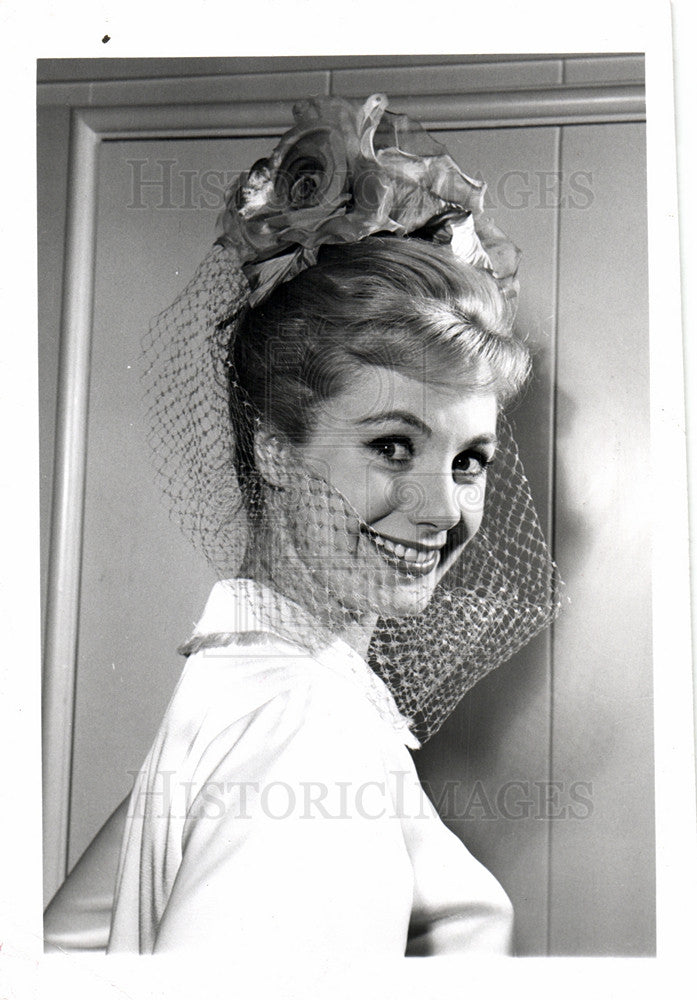 1961 Press Photo Actress Shirley Jones Posing - Historic Images