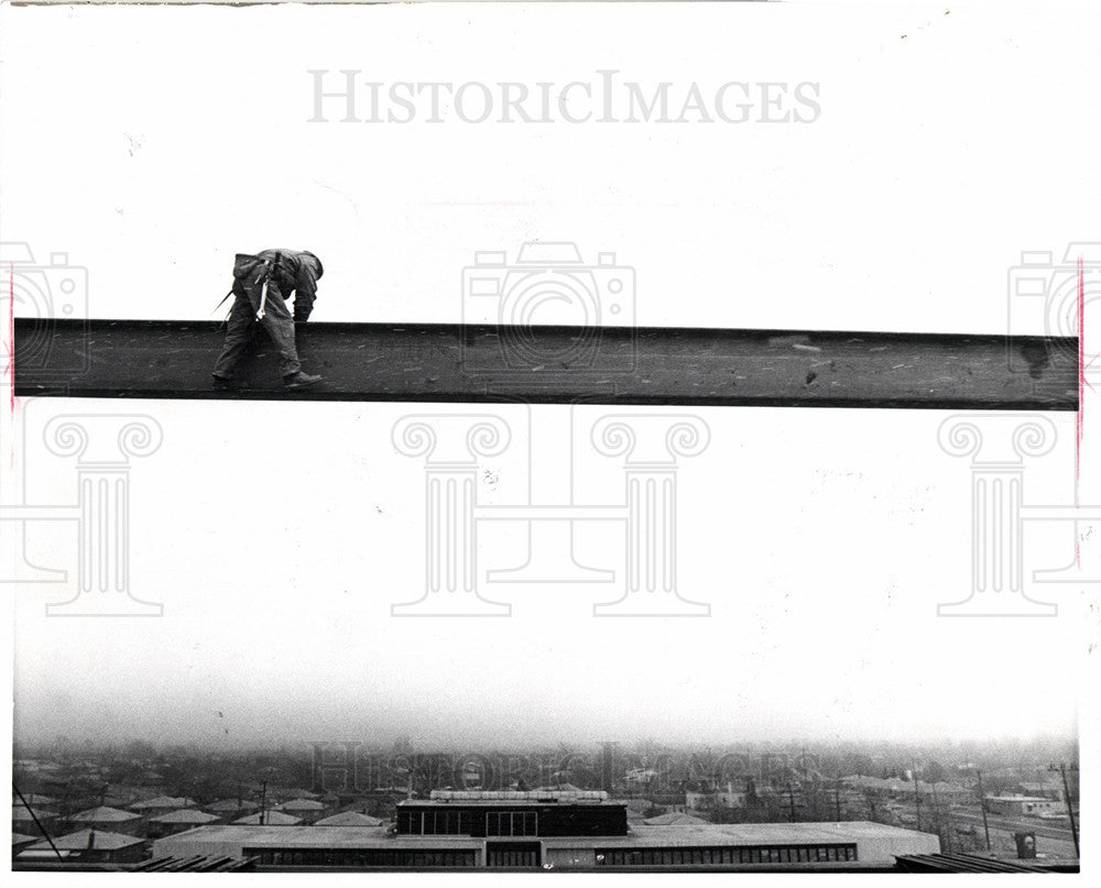 1970 Press Photo Samuel Jones high on a beam - Historic Images