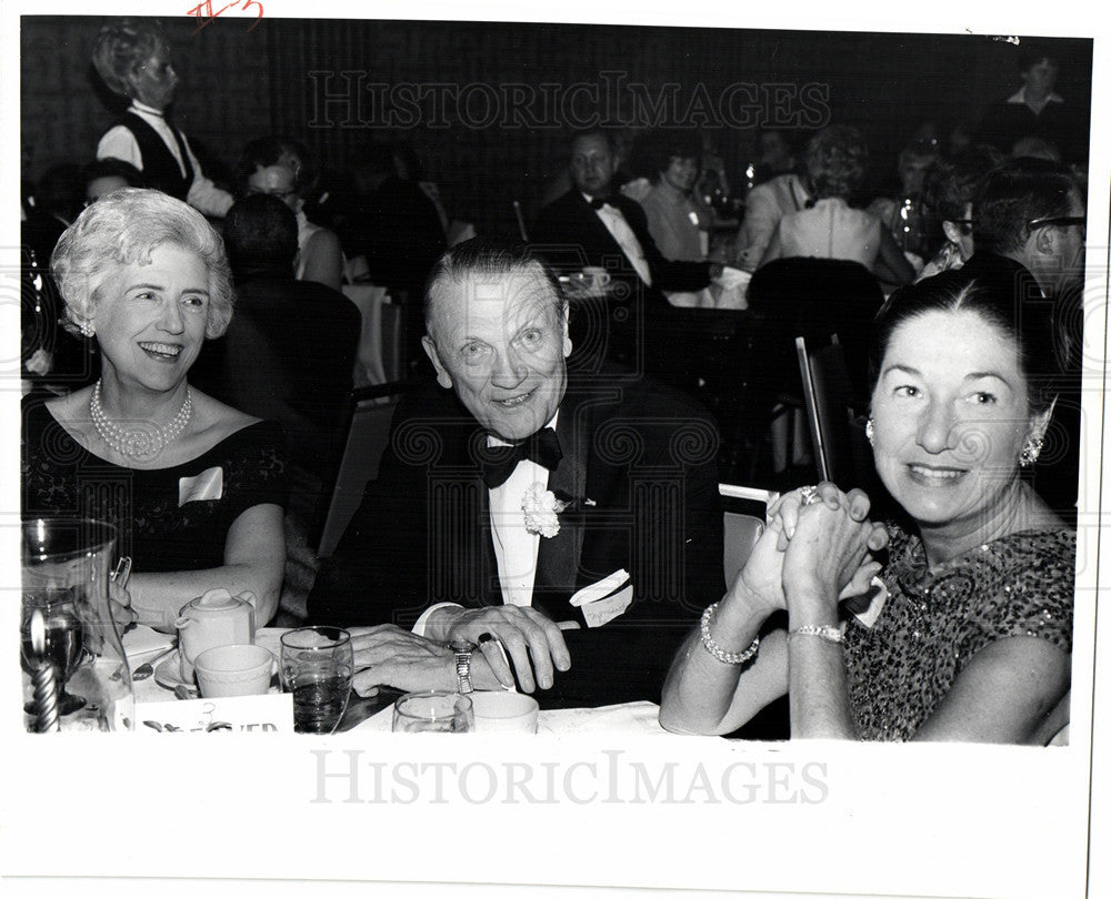 1966 Press Photo Mrs. William Dealer Fred Kaiser - Historic Images