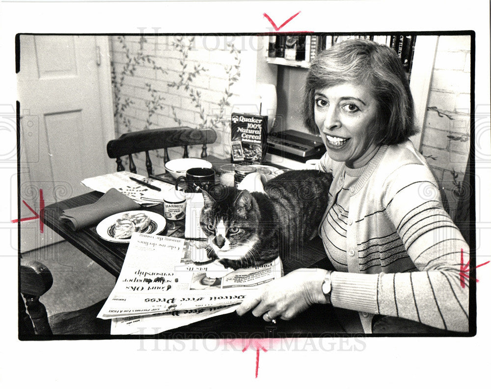 1988 Press Photo Heather Kahler Free Press Reader Cat - Historic Images