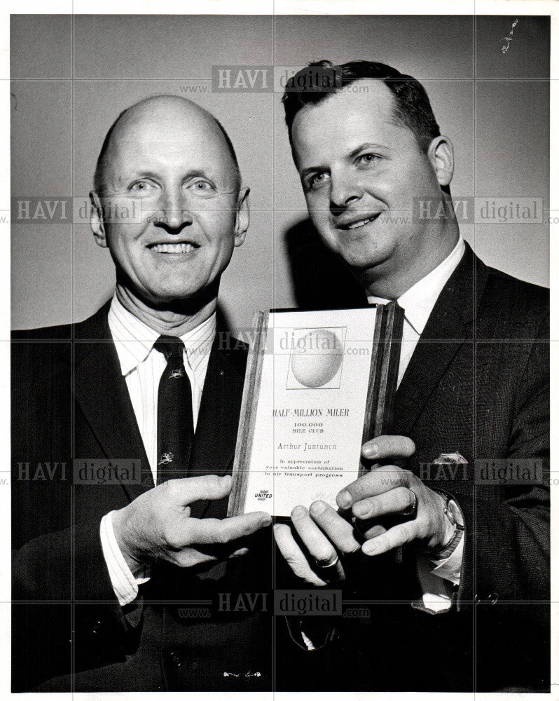 1966 Press Photo Presentation Half-Million Miler - Historic Images