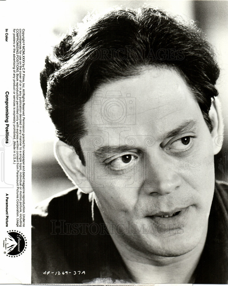1985 Press Photo Raul Julia Compromising positions - Historic Images