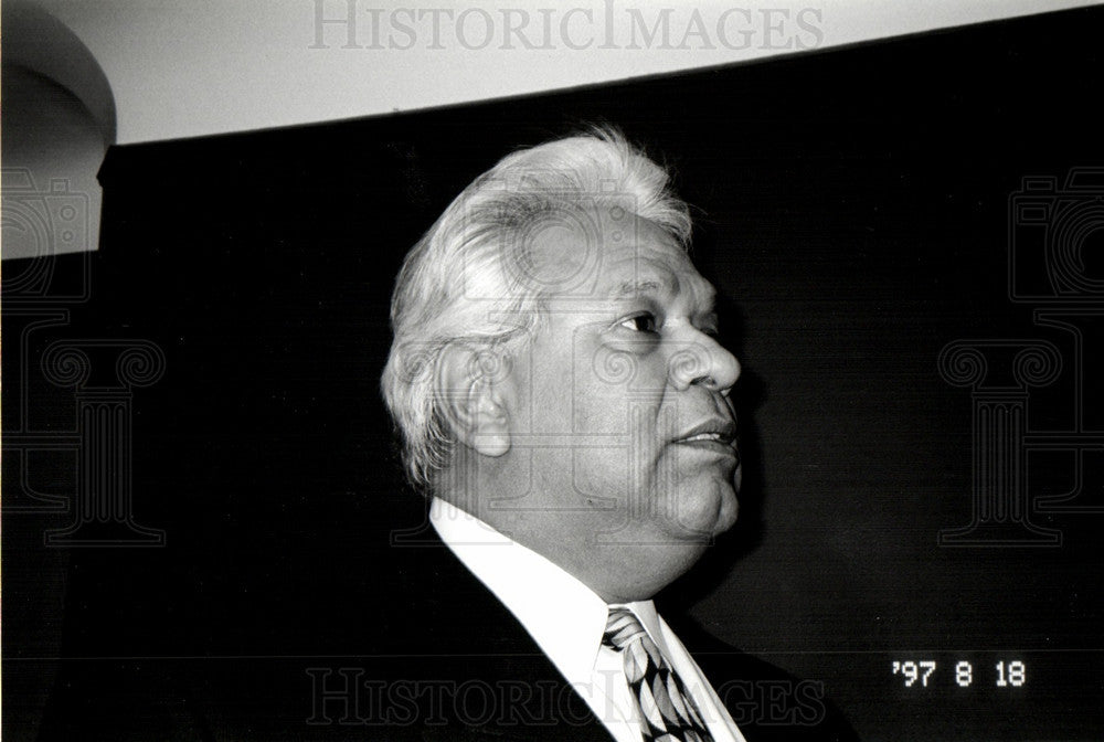 1997 Press Photo Ed Juarez Garden Mayoral Candidate - Historic Images