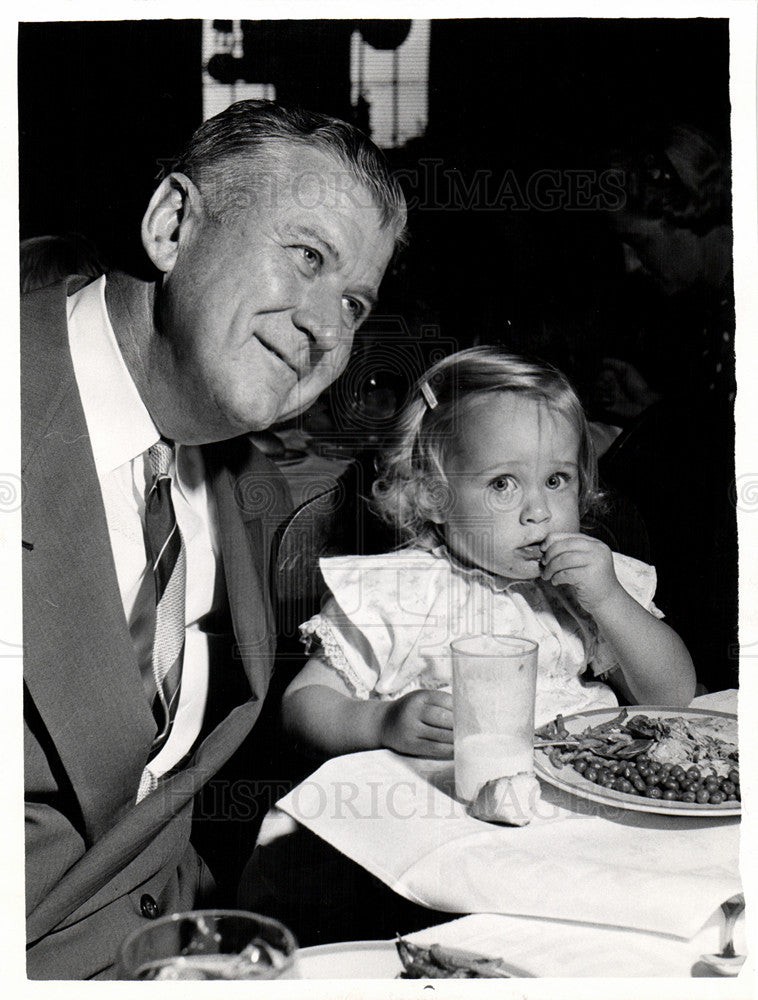 1958 Press Photo harold joy lee ann halfke dinner - Historic Images