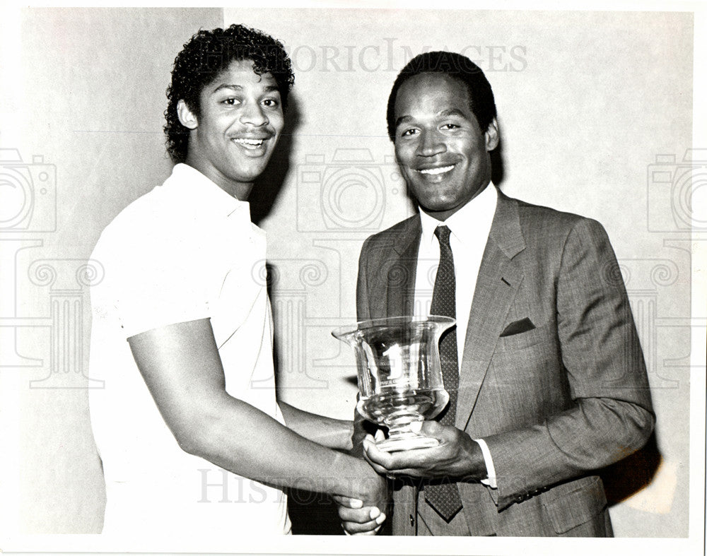 Press Photo OJ Simpson Presents Award - Historic Images