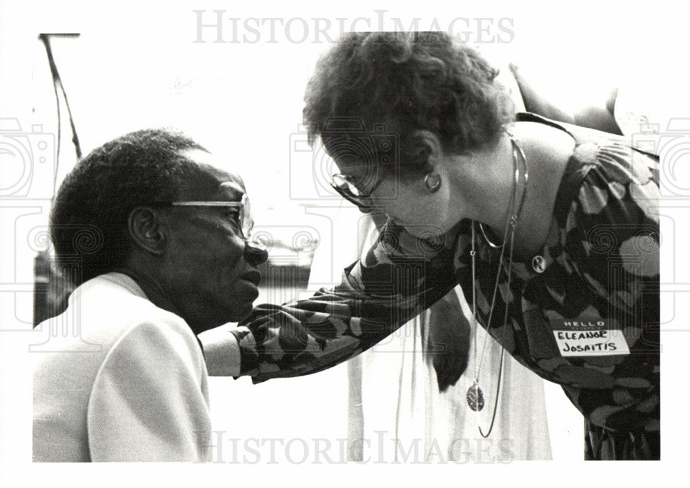 Press Photo Eleanor Josaitis food recipient - Historic Images