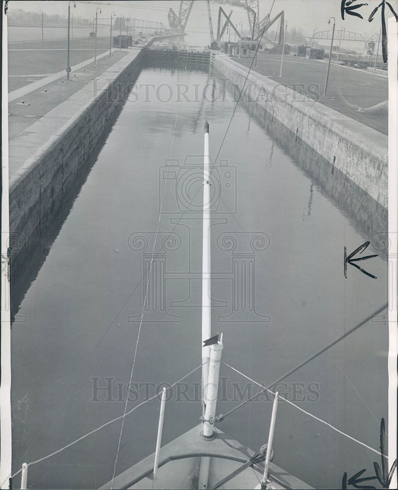 1945 Press Photo Sault Saint Marie Michigan Locks Ship - Historic Images