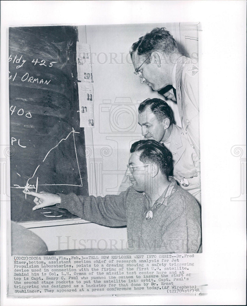 1958 Press Photo Fred Elmer Drawing Satellite Device - Historic Images