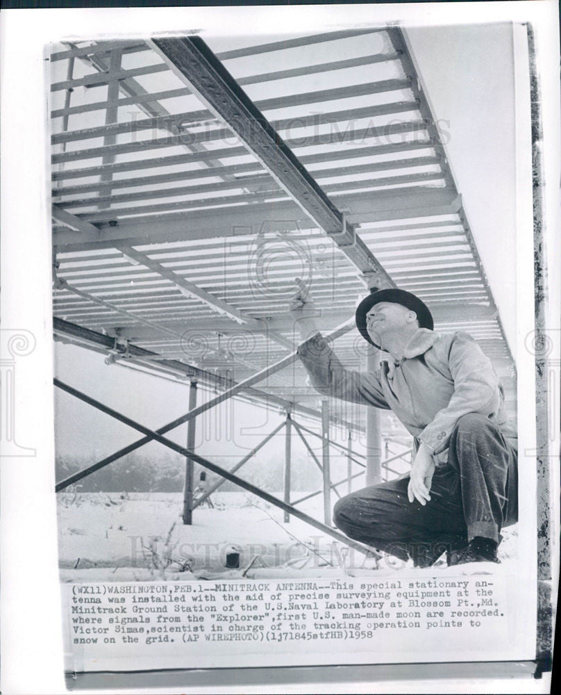 1958 Press Photo VictorSimas Scientist Minitrack Antena - Historic Images