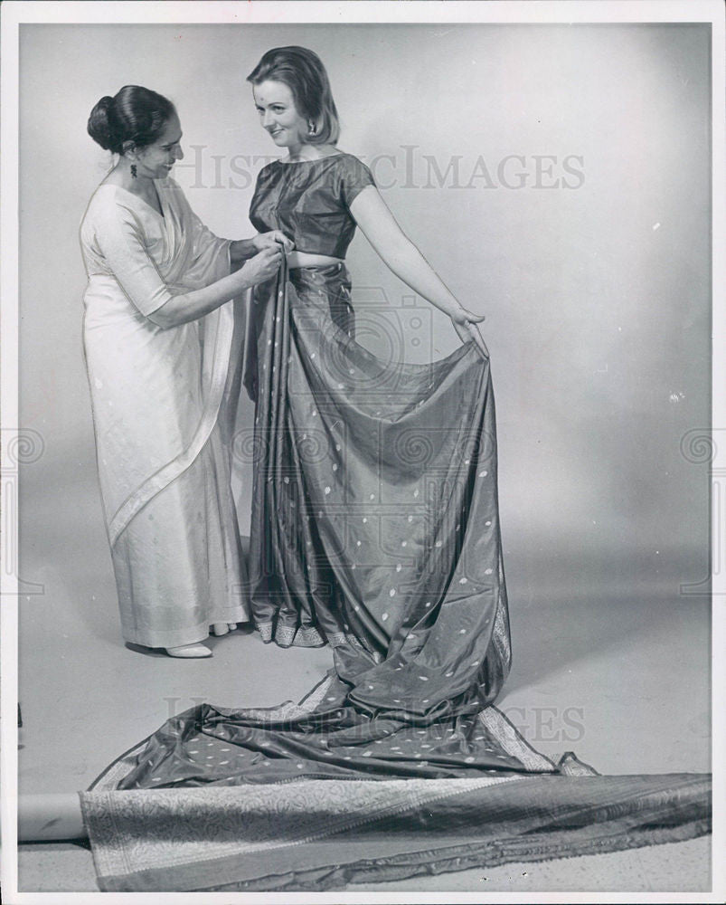 1967 Press Photo Sari unstitched cloth body women - Historic Images