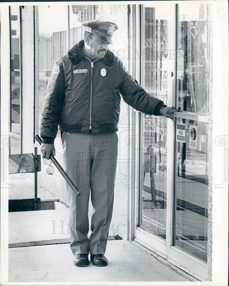 Press Photo Don Putherford Security Guard - Historic Images