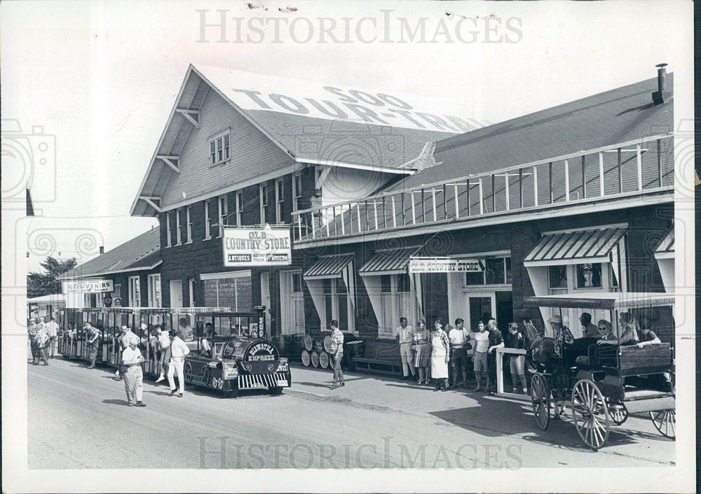 1966 Press Photo Tourists Sault Ste Marie train - Historic Images