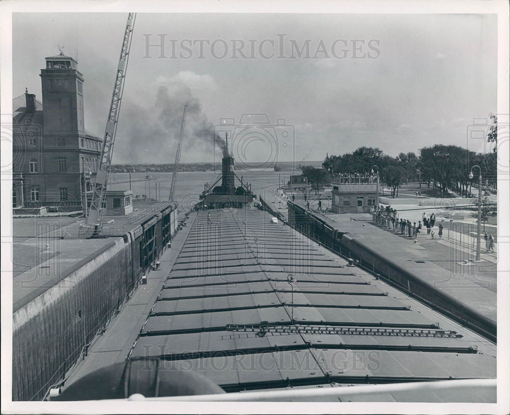 Press Photo Barge Pushes From River Dock - Historic Images