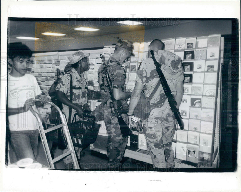 1981 Press Photo military slodiers weapons terrorist - Historic Images