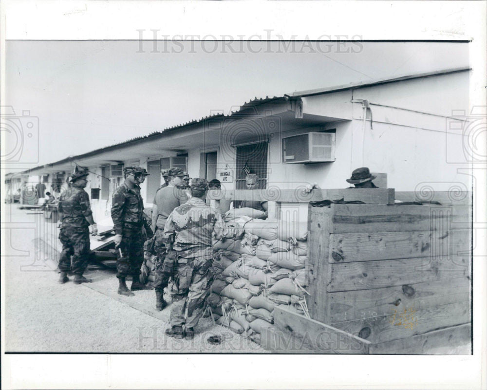 1991 Press Photo Michigan National Guard sandbag attack - Historic Images