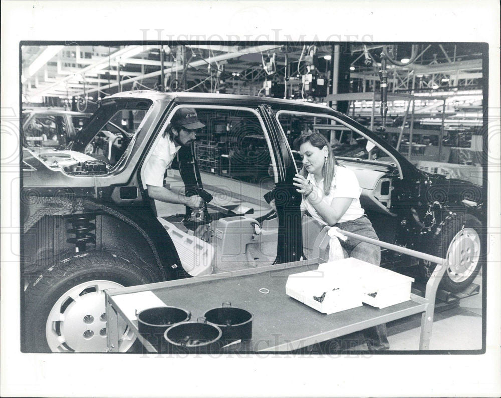 1990 Press Photo Saturn assembly line workers UAW Local - Historic Images