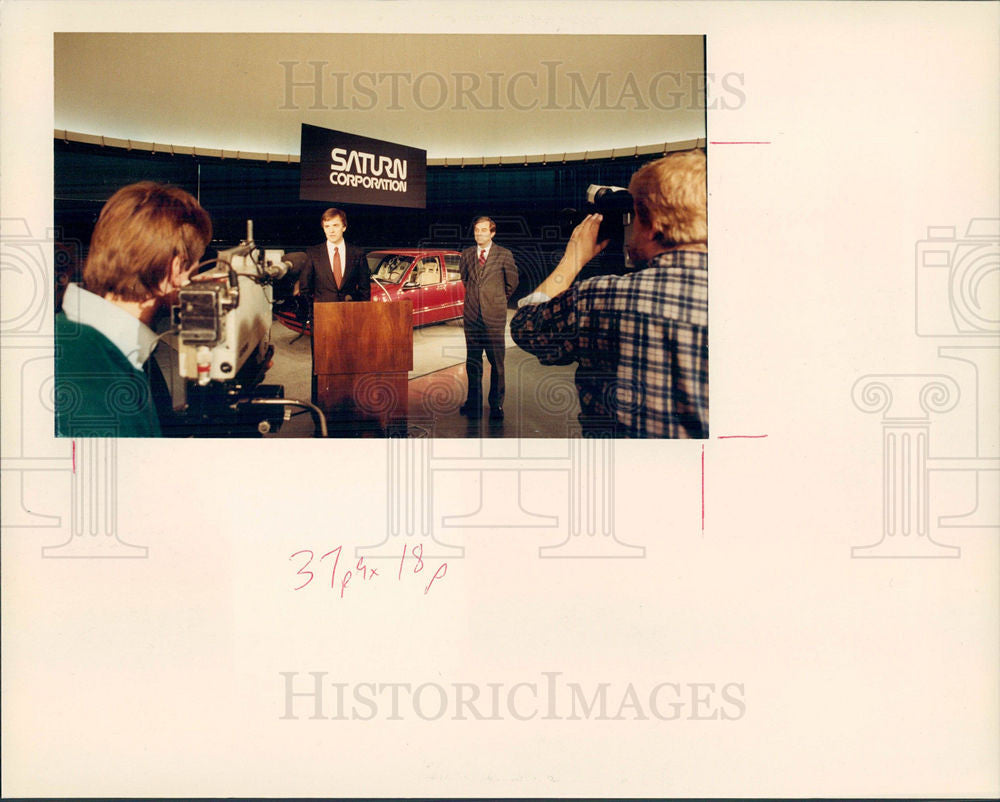 1985 Press Photo Governor Robert Kerrey pitch Saturn - Historic Images