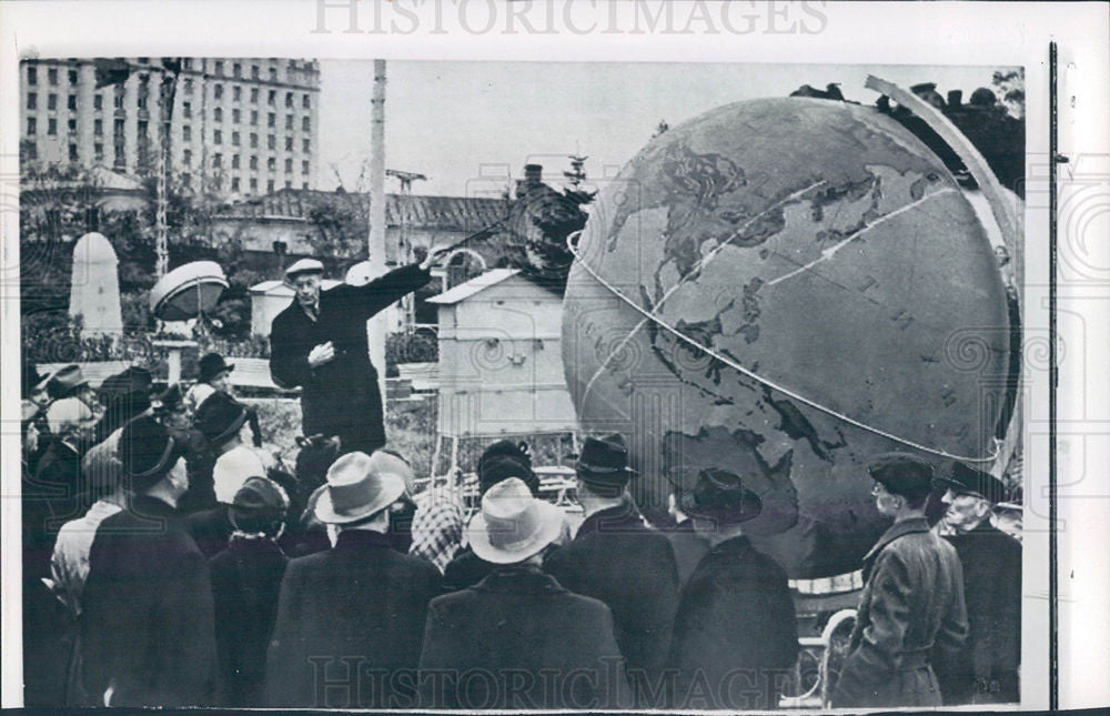 1957 Press Photo OUTDOOR LECTURER moon-missile to crowd - Historic Images