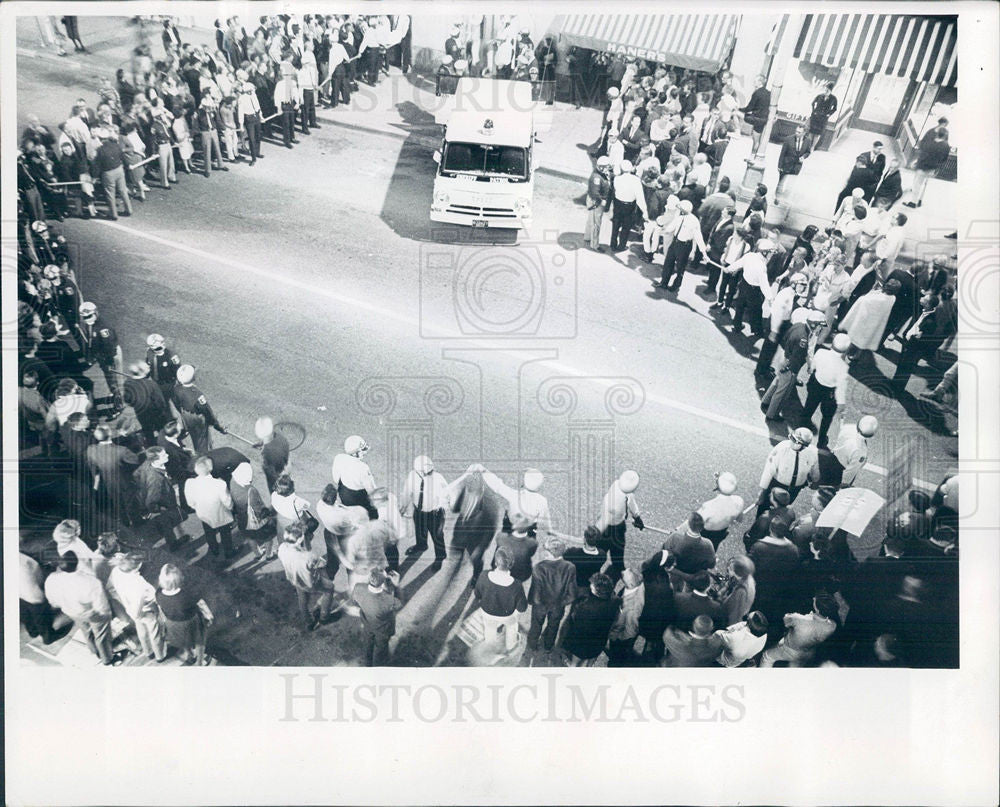 1966 Press Photo Police Rope Crime Area - Historic Images