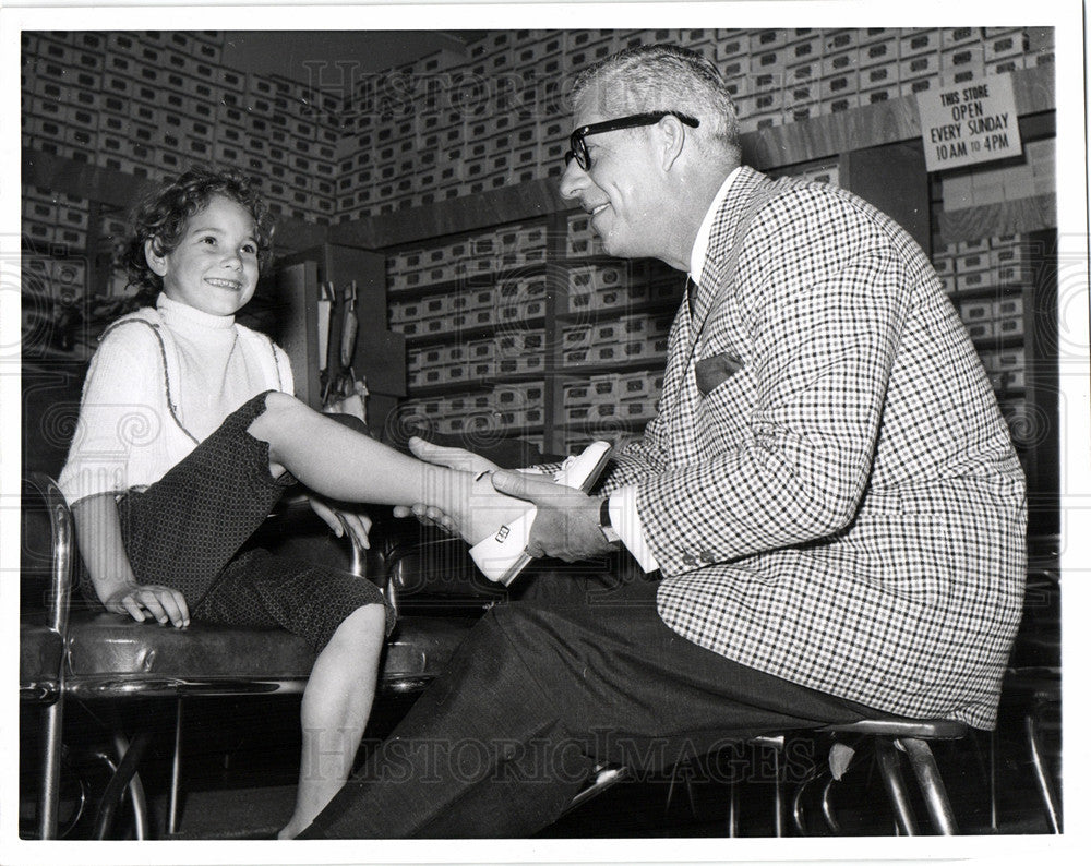 1960 Press Photo Harry Carl Charityshoes millionaire - Historic Images