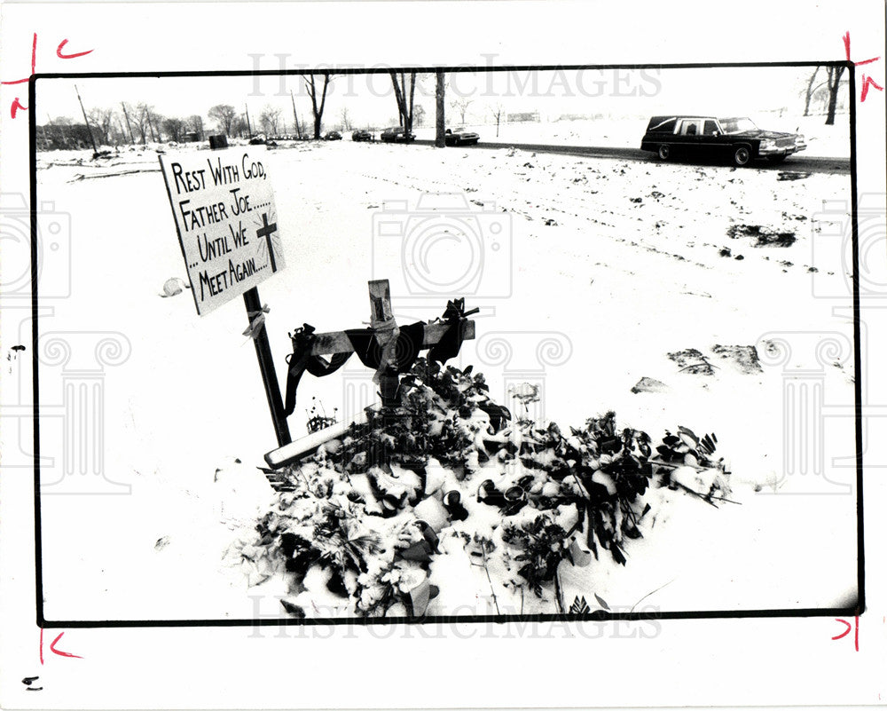 1981 Press Photo Rev. J. Karasiewicz  Poletown Detroit - Historic Images