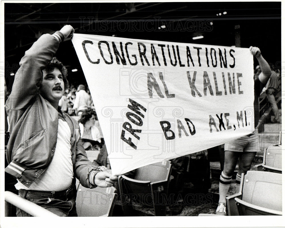 Press Photo Fans Congratulate Al Kaline - Historic Images