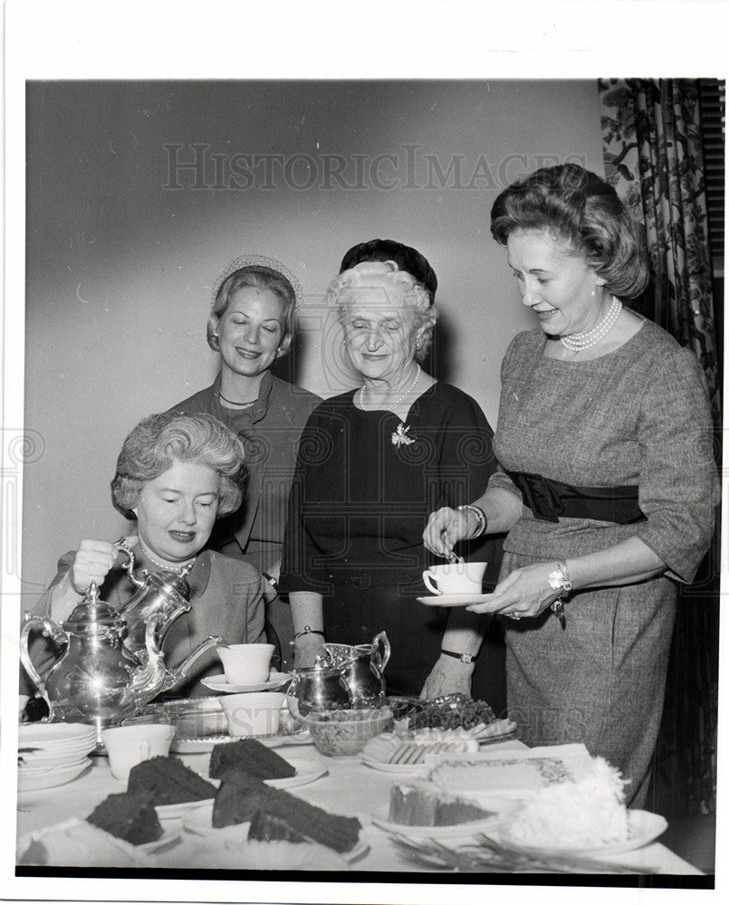 1963 Press Photo Ladies Tea Cake McNaughton Pouring - Historic Images