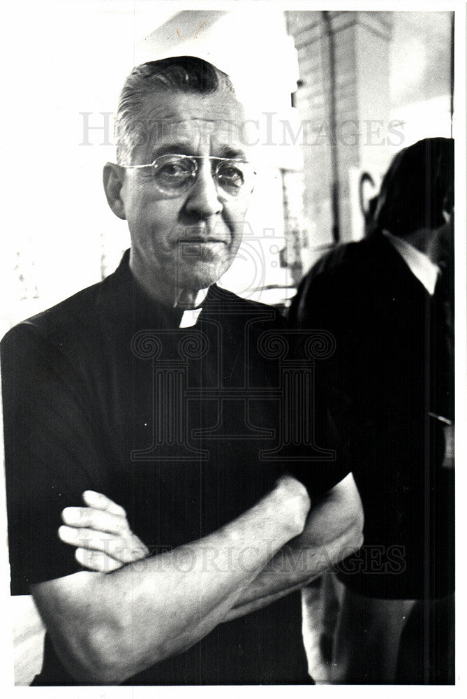 1981 Press Photo Father Karasiewicz block GM plant - Historic Images