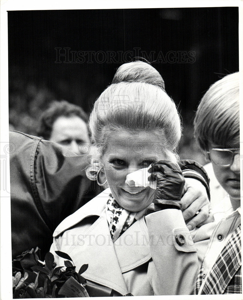 1974 Press Photo Mrs Al Kaline Crying - Historic Images