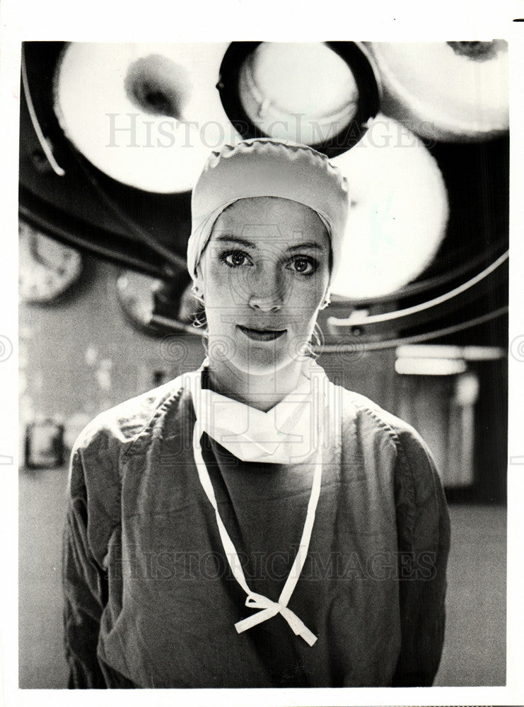 1986 Press Photo Surgeon in Operating Room - Historic Images