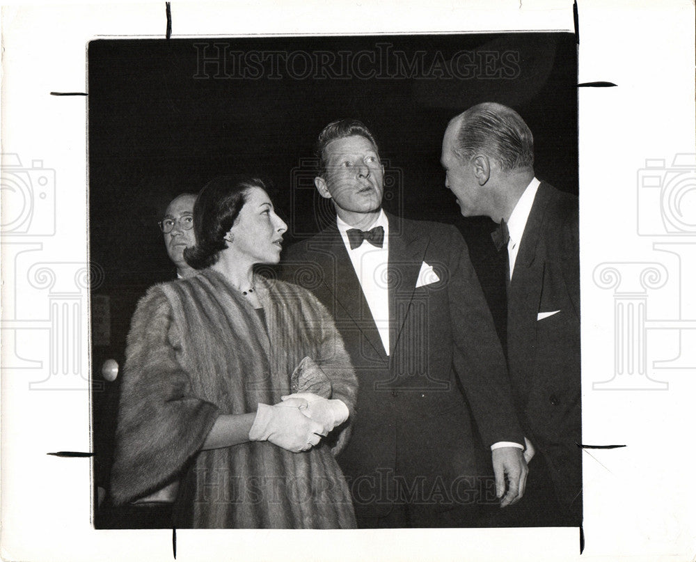 1951 Press Photo Danny Kaye entering theater - Historic Images