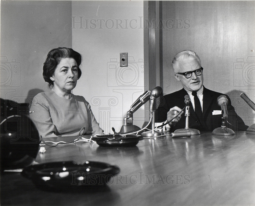 1965 Press Photo keast wayne state wife radio - Historic Images