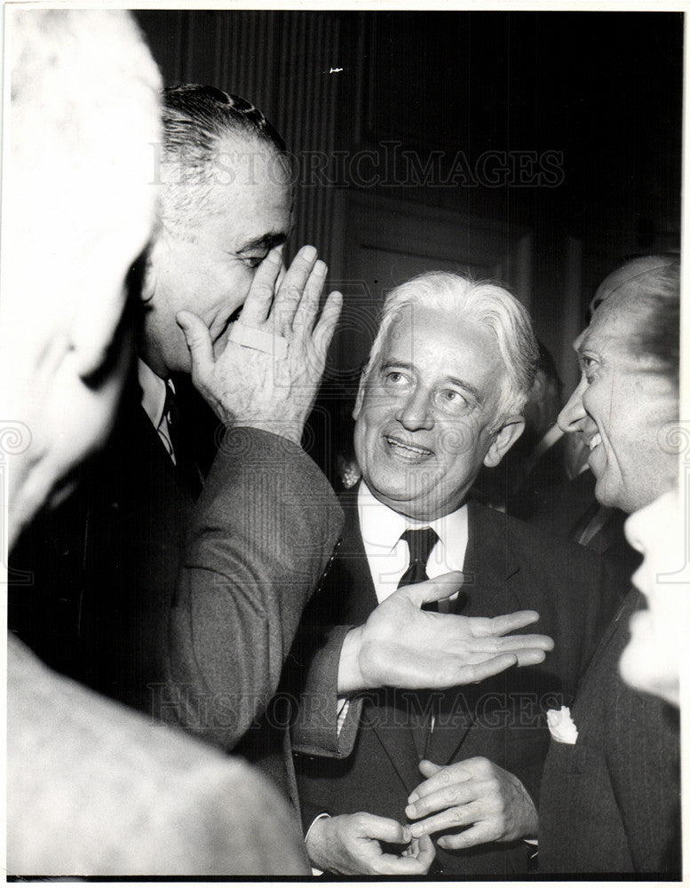 1959 Press Photo crowd listening gentleman in a suit - Historic Images