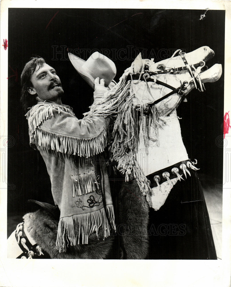 1969 Press Photo Stacy Keach Indians Buffalo Bill COdy - Historic Images