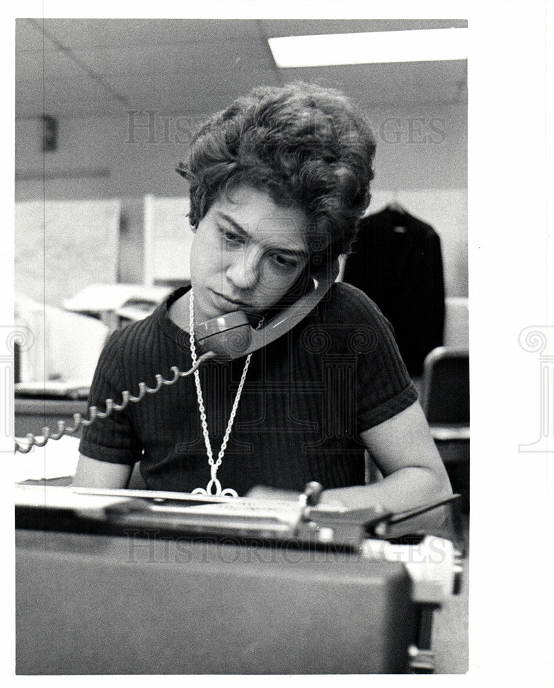 Press Photo Dolly Katz Telephone - Historic Images