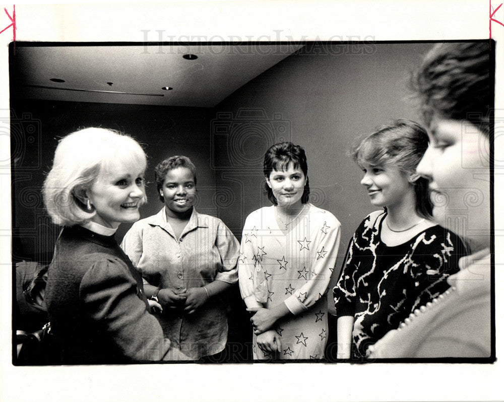 1987 Press Photo Kitty Kelley American journalist - Historic Images