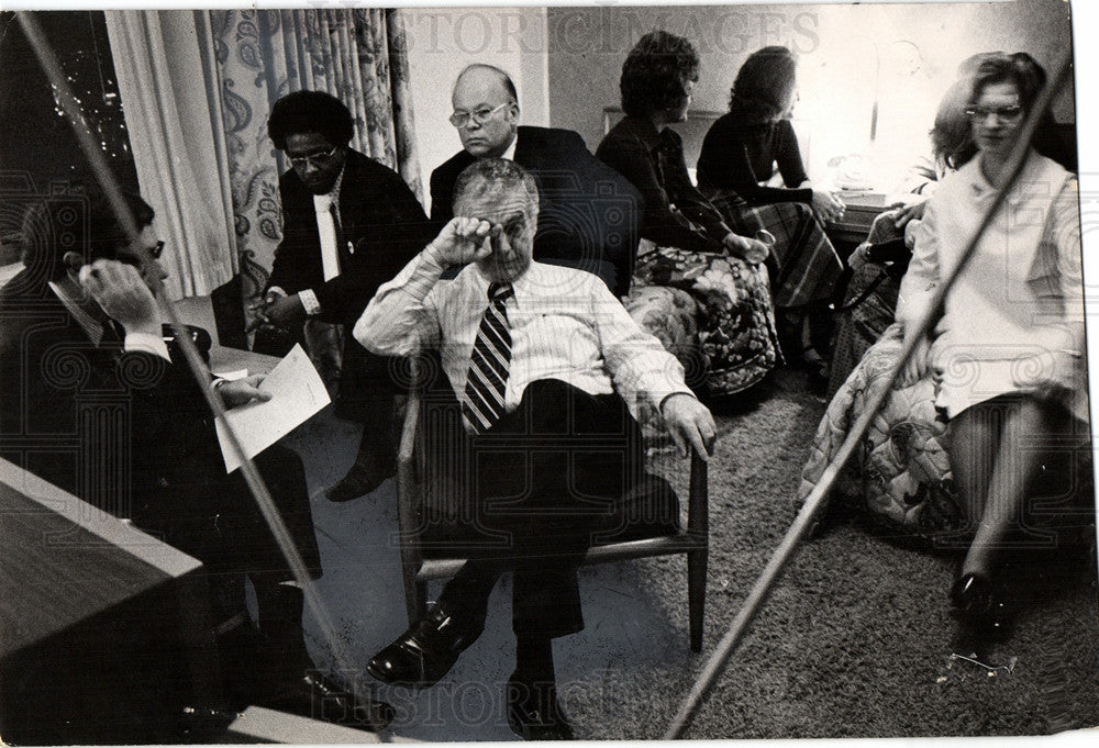 1972 Press Photo Frank Kelley votes Opponent - Historic Images