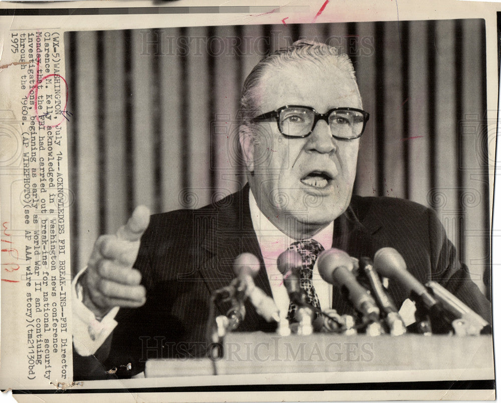 1975 Press Photo Clarence M. Kelley  public servant FBI - Historic Images